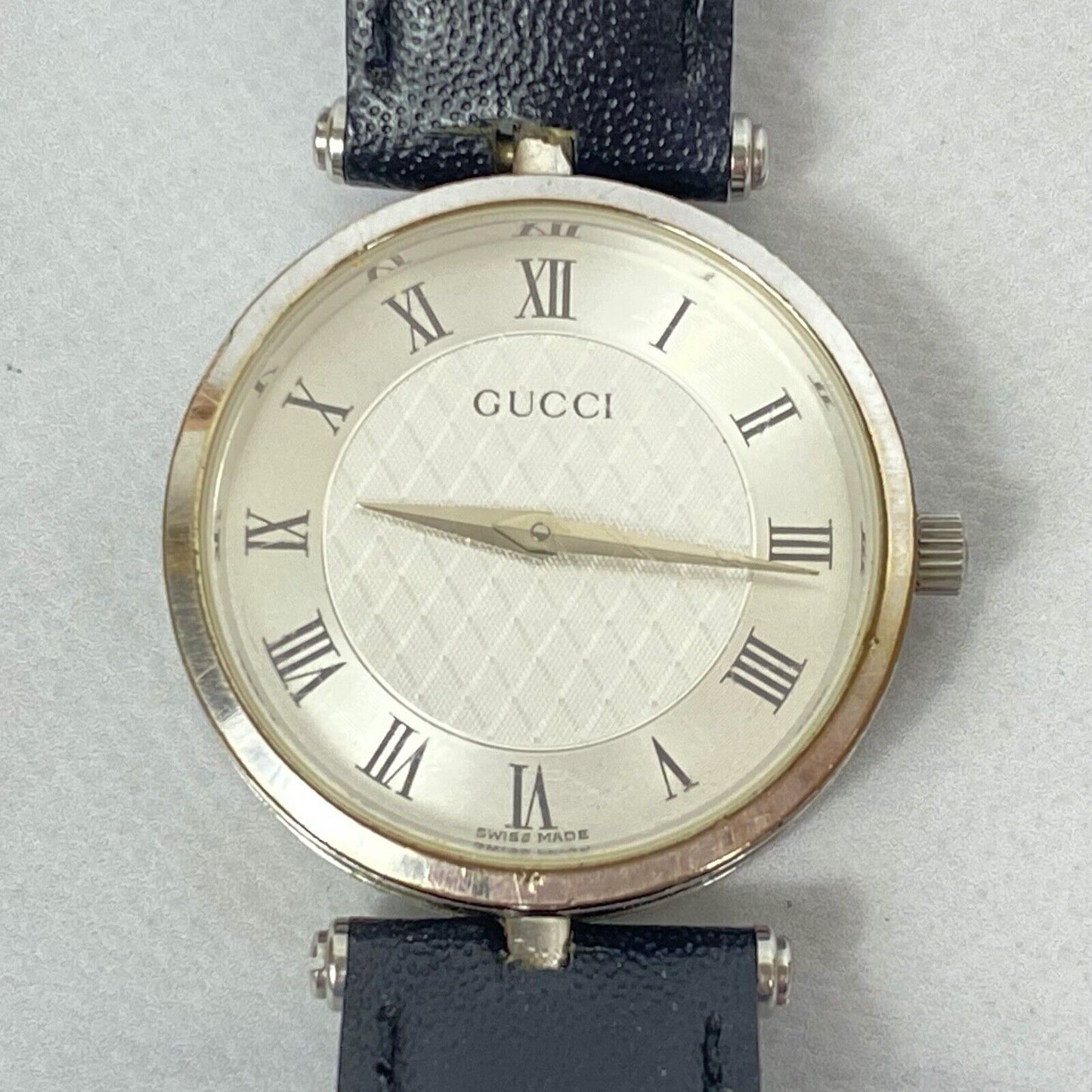 GUCCI 2040M Swiss Roman Numerals Silver Quartz Mens Watch Vintage Excellent