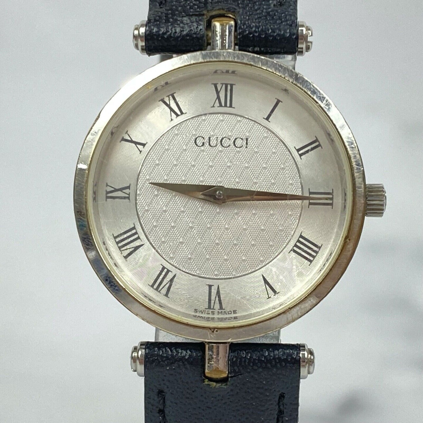 GUCCI 2040M Swiss Roman Numerals Silver Quartz Mens Watch Vintage Excellent