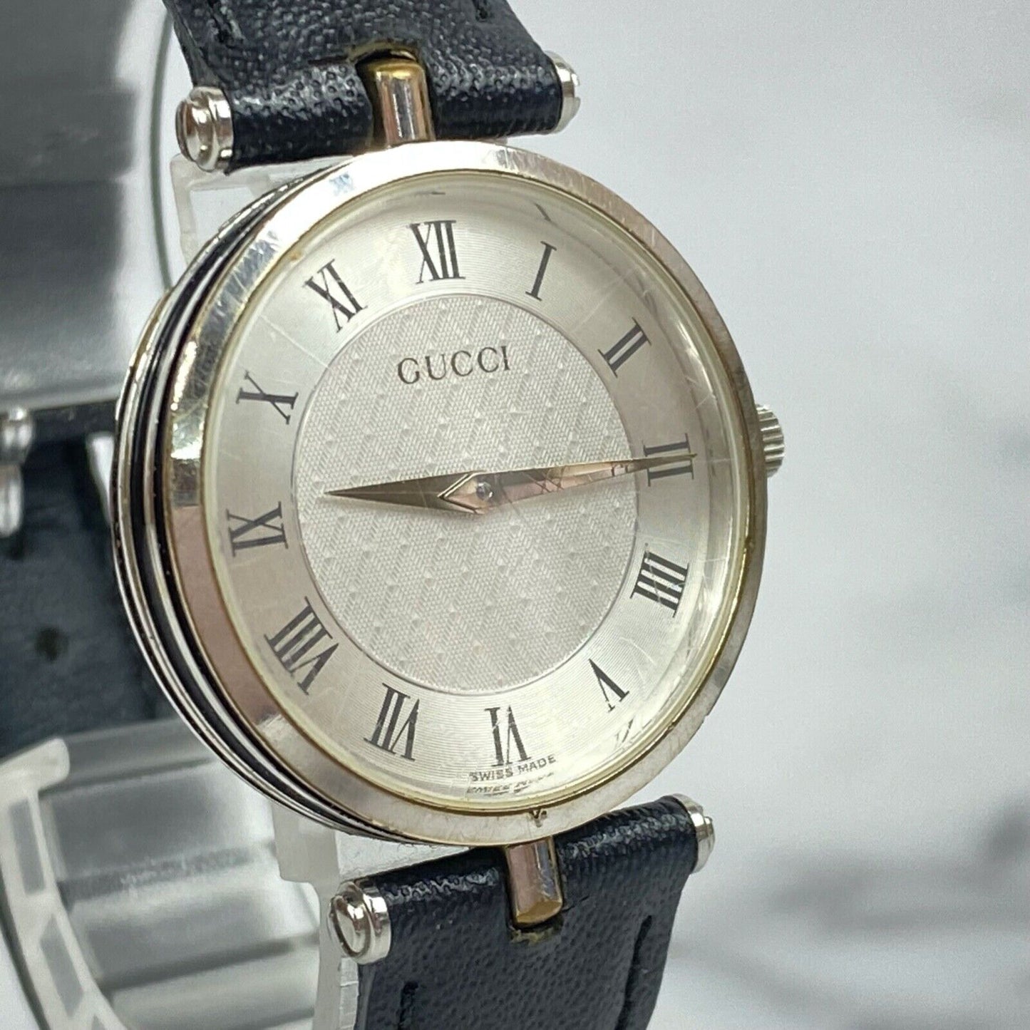 GUCCI 2040M Swiss Roman Numerals Silver Quartz Mens Watch Vintage Excellent